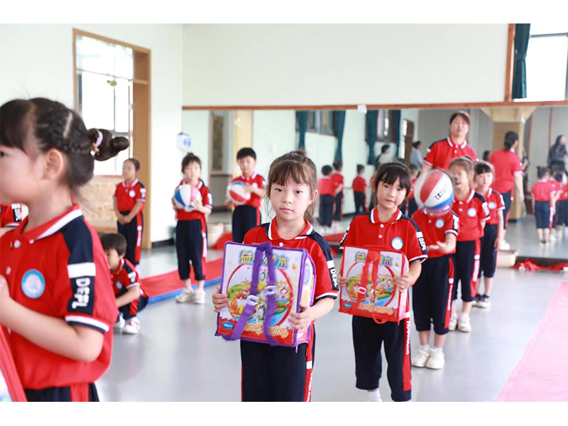 愛在“六一” 慰問(wèn)傳溫暖  董欣開展“六一”送溫暖活動(dòng)